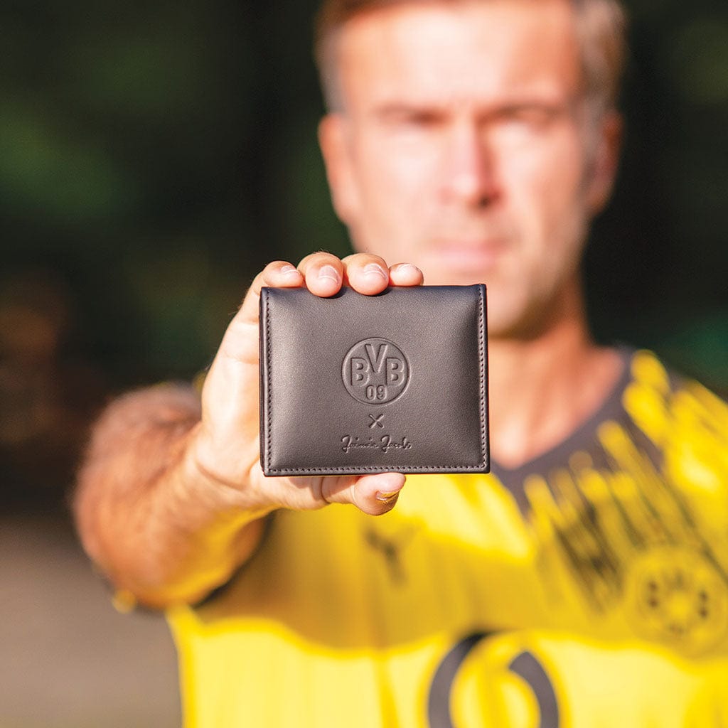 flap boy borussia dortmund edition wird von fan mit trikot in die kamera gehalten