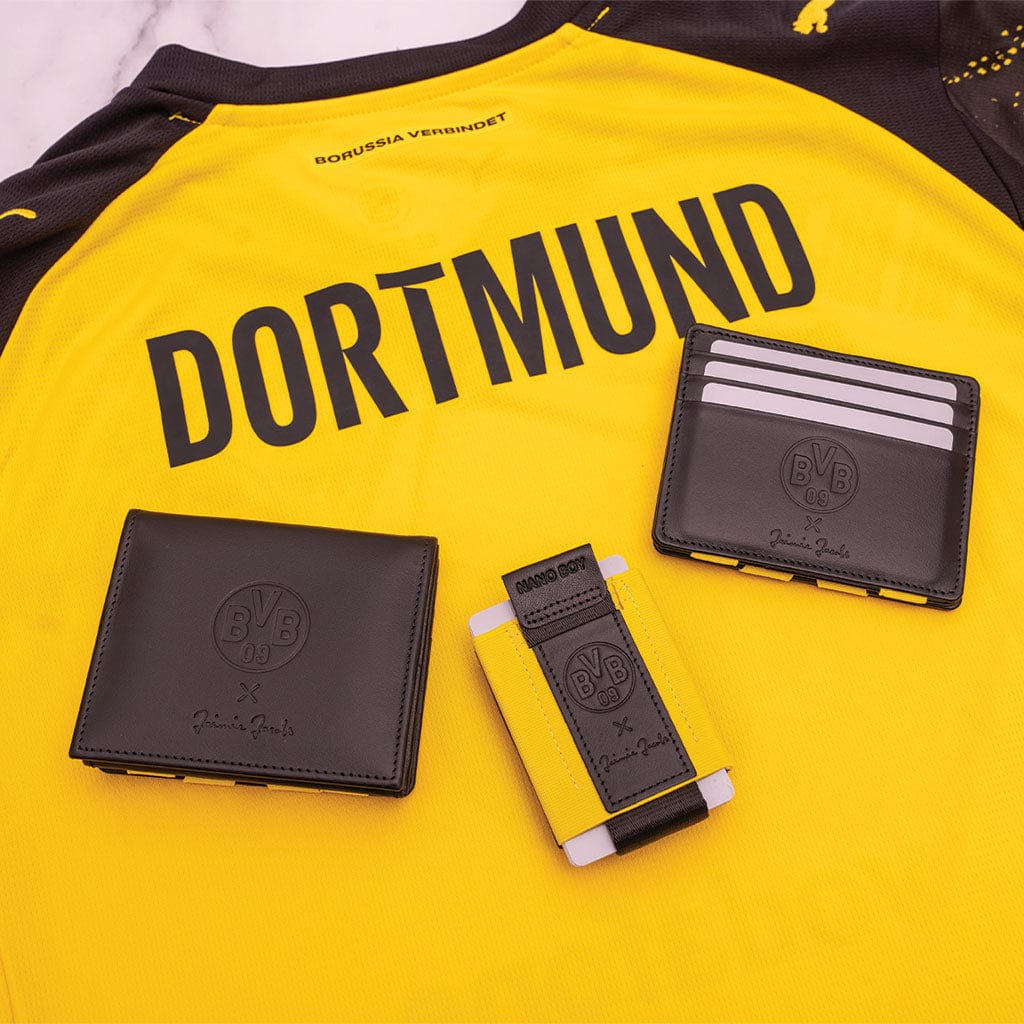 borussia dortmund bvb edition von jaimie jacobs flap boy und nano boy liegen auf aktuellem bvb trikot