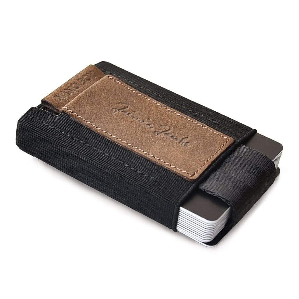 Jaimie Jacobs Geldbeutel Karten Portemonnaie Buffalo Leather Dark Brown Nano Boy with small elastic coin pocket Nano Boy mini wallet for men and women