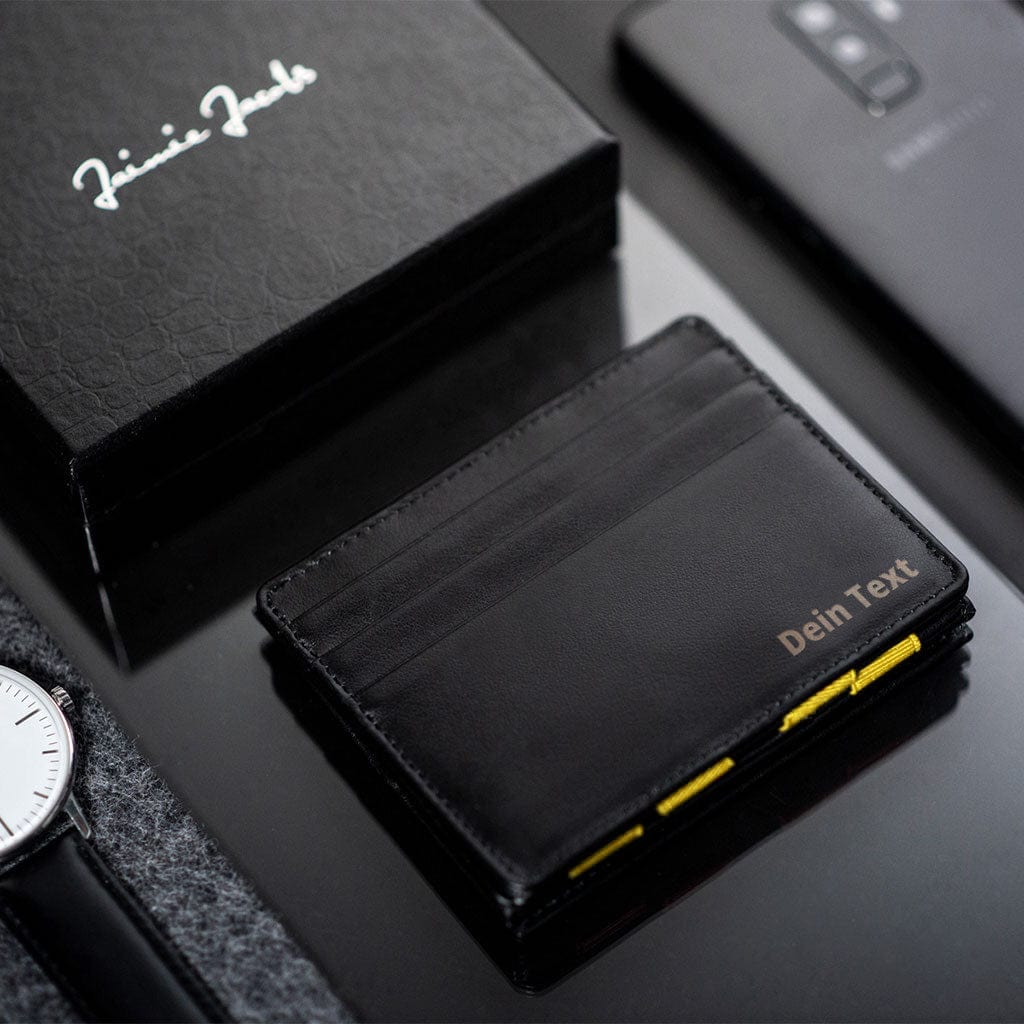 flap boy borussia dortmund edtion mit gravur auf schwarzem tisch