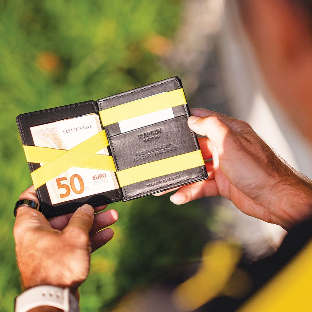 flap boy borussia dortmund edition aufgeklappt wird von bvb fan gehalten