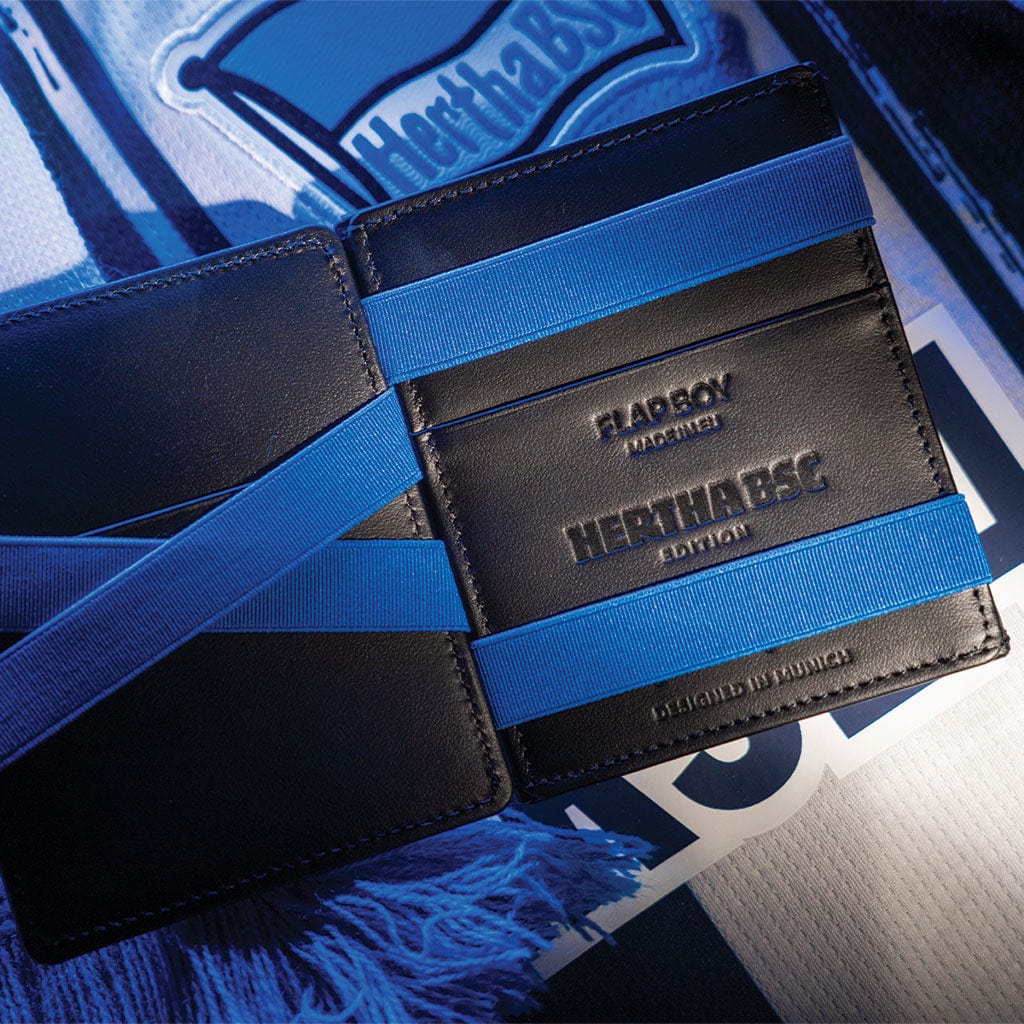 flap boy in der hertha bsc edition liegt auf dem berliner schal