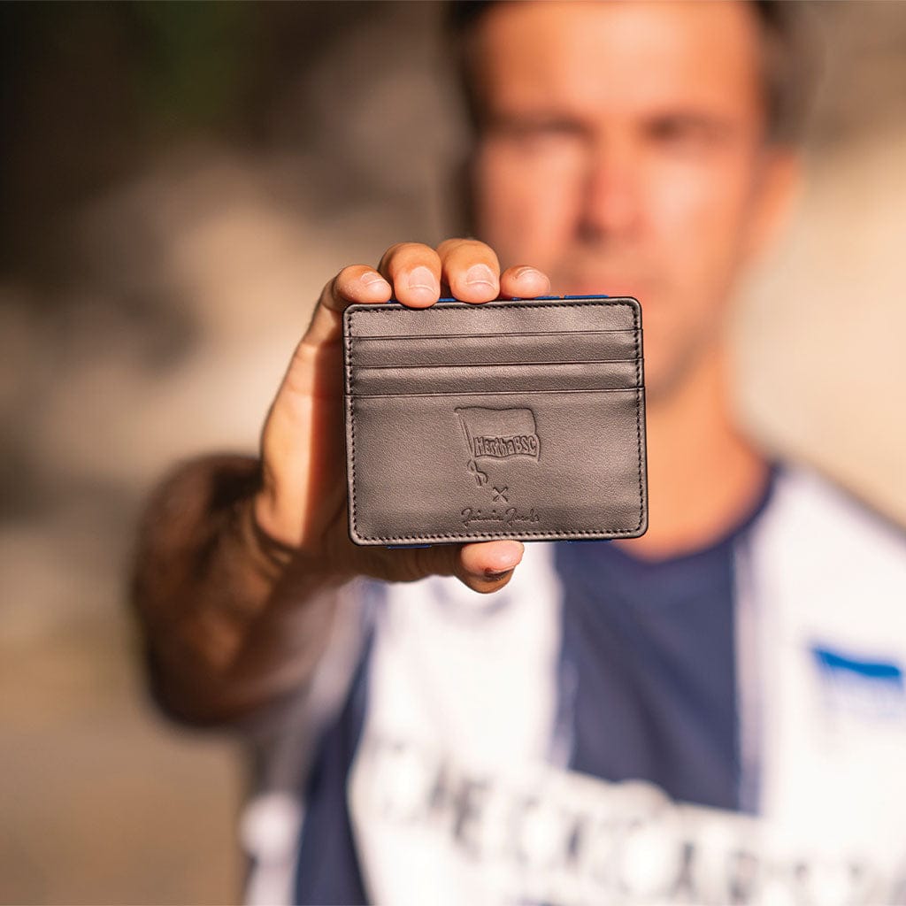 hertha bsc fan im trikot haelt flap boy slim in die kamera 