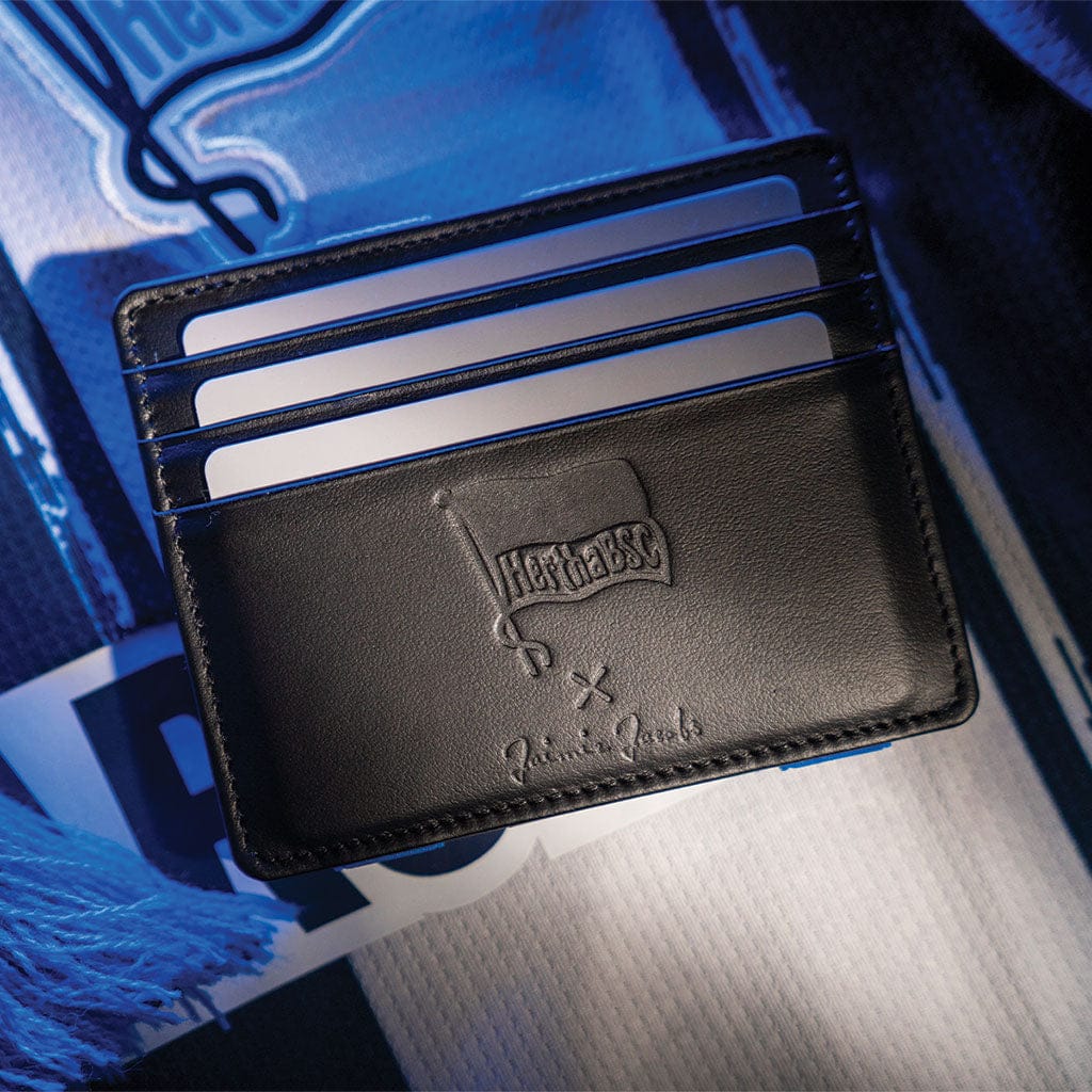 flap boy slim magic geldbeutel liegt auf dem aktuellem hertha bsc trikot