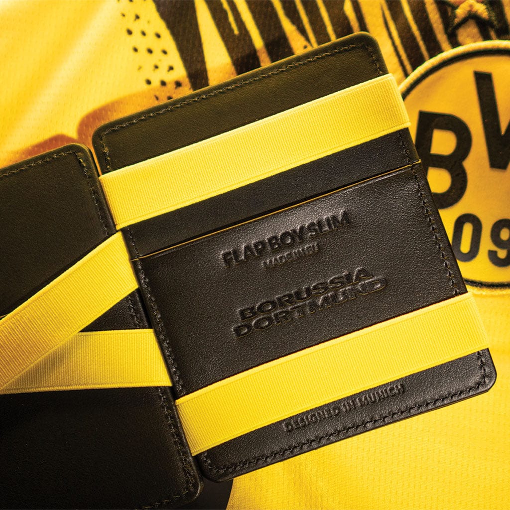 jaimie jacobs flap boy slim in der bvb edition liegt auf aktuellem borussia dortmund trikot